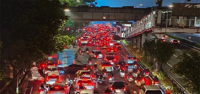 Lalin Sudirman-Gatot Subroto Jakarta Macet Parah Malam Ini