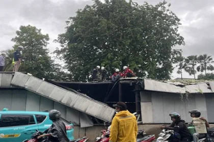 MRT Senayan Atap Tertimpa Pohon Penutup Sementara Dipasang