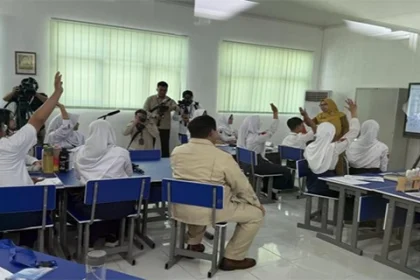 Prabowo Minta Tambah Konten Pembelajaran Lewat Smartboard