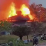 Aksi Emak Mandailing Natal Bakar Rumah Duga Bandar Narkoba