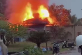 Aksi Emak Mandailing Natal Bakar Rumah Duga Bandar Narkoba