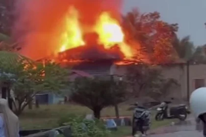 Aksi Emak Mandailing Natal Bakar Rumah Duga Bandar Narkoba