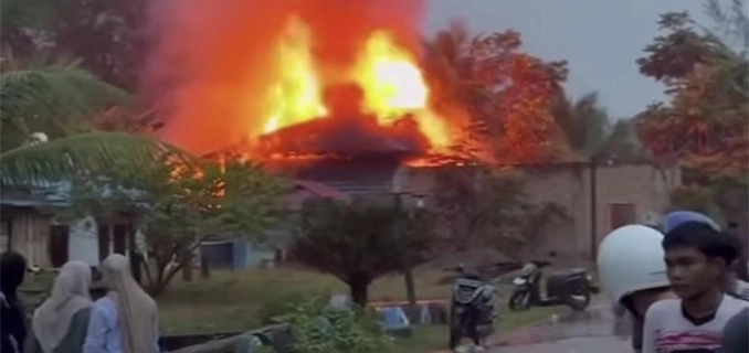 Aksi Emak Mandailing Natal Bakar Rumah Duga Bandar Narkoba