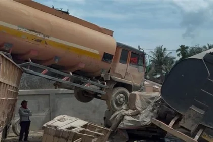 Banjir Aceh Tamiang Truk Bertumpuk & Rumah Bergeser ke Jalan