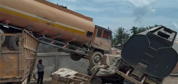 Banjir Aceh Tamiang Truk Bertumpuk & Rumah Bergeser ke Jalan