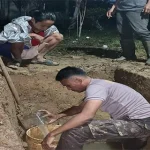 Briptu Ram Bantu Warga Keerom Papua Dalam Menggali Kubur