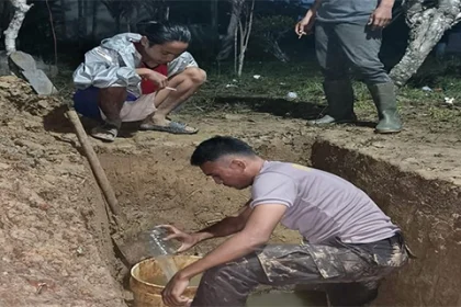 Briptu Ram Bantu Warga Keerom Papua Dalam Menggali Kubur