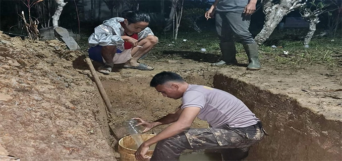 Briptu Ram Bantu Warga Keerom Papua Dalam Menggali Kubur