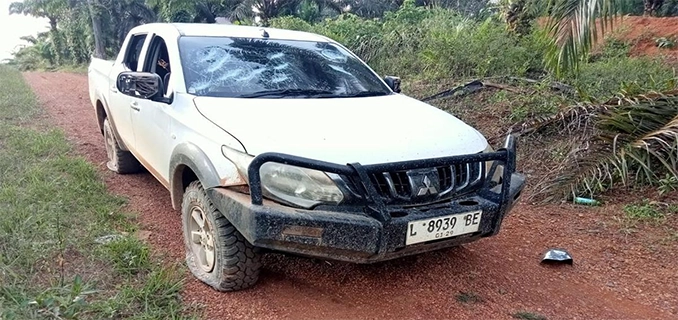 Insiden Ketapang 15 WN China Rusak Kendaraan Serang TNI