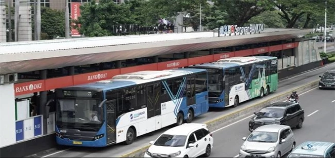 Naik Transjakarta Solusi Rayakan Malam Tahun Baru di Jakarta