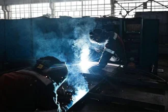 Pekerja Logam di Budapest Kreativitas Dan Kepedulian Bersatu