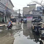 Rutinitas Warga Muara Angke Tetap Meski Genangan Rob Datang