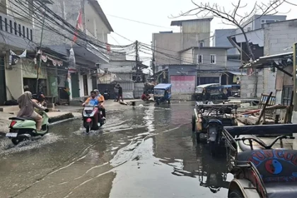Rutinitas Warga Muara Angke Tetap Meski Genangan Rob Datang