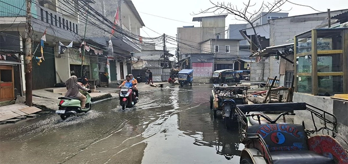 Rutinitas Warga Muara Angke Tetap Meski Genangan Rob Datang