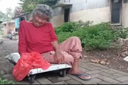 Warga Lebak Kumpul Iuran Bangun Rumah Nenek Tidak Layak