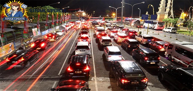 Arus Balik Libur Tahun Baru Kendaraan Membludak di Gilimanuk