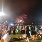 Hujan Tak Halangi Warga Untuk Hadiri Konser Tahun Baru di Ancol