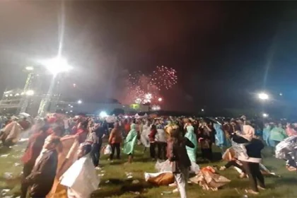 Hujan Tak Halangi Warga Untuk Hadiri Konser Tahun Baru di Ancol