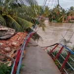 Jembatan Bambu Akses Warga Rusak Akibat Sungai Meluap
