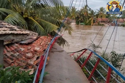 Jembatan Bambu Akses Warga Rusak Akibat Sungai Meluap