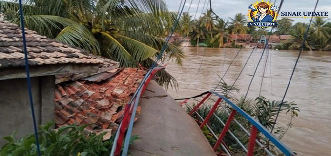 Jembatan Bambu Akses Warga Rusak Akibat Sungai Meluap