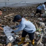 Warga Tambak Lorok Kompak Bersihkan Sampah Pantai Bersama