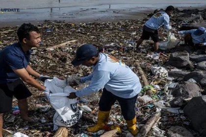 Warga Tambak Lorok Kompak Bersihkan Sampah Pantai Bersama