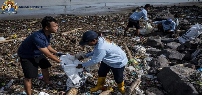 Warga Tambak Lorok Kompak Bersihkan Sampah Pantai Bersama